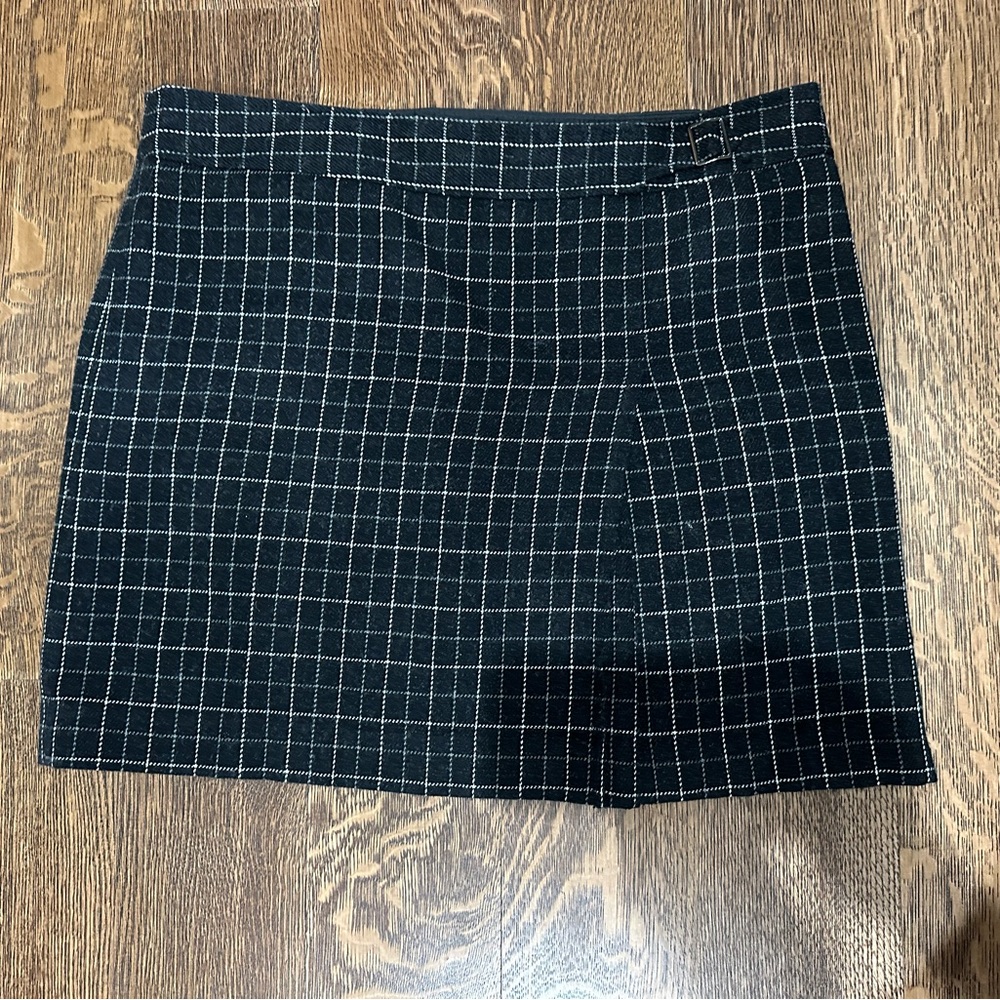 Women’s skirt size 12 from the loft. Black with a gray and white check.